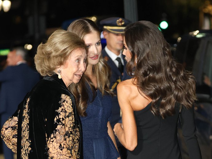 LA FAMILIA REAL SALE DEL TEATRO CAMPOAMOR