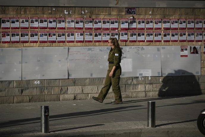 Imagenes d'ostatges d'Hamás pels carrers de Tel Aviv 