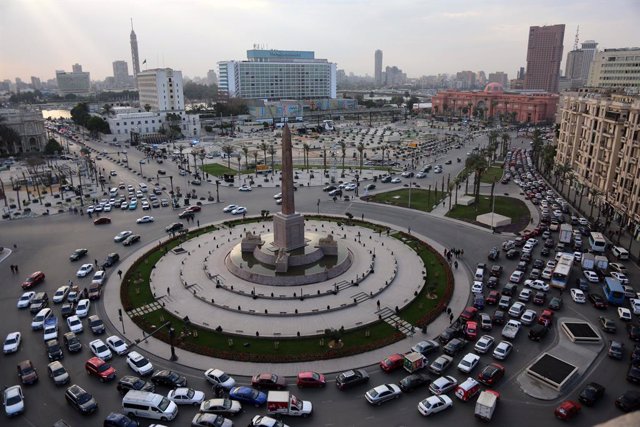 Archivo - 31 March 2021, Egypt, Cairo: A general view of the El-Tahrir Square with vehicles driving through the main roundabout adorned with the Obelisk of Ramses II and Rams statues. According to the Egyptian Ministry of Tourism and Antiquities, 22 mummi