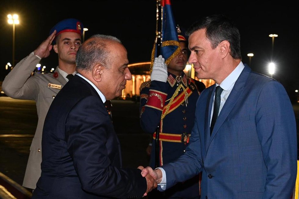 El presidente del Gobierno en funciones, Pedro Sánchez, ha llegado esta noche a El Cairo, donde mañana tendrá lugar la Cumbre de El Cairo por La Paz, convocada por el presidente de la República de Egipto, Abdel Fattah al Sisi.