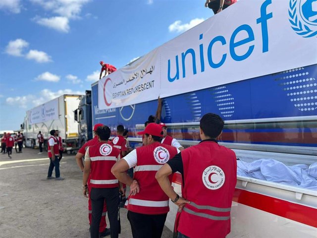 Miembros de la Media Luna Roja egipcia en el aeropuerto de El Arish (Egipto).