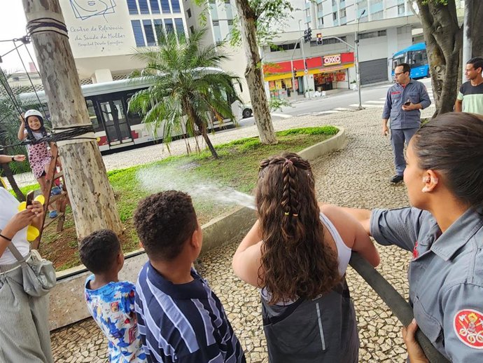 Archivo - Un grupo de niños jugando con una mangera en una fiesta en el municipio de Bella Vista, Brasil