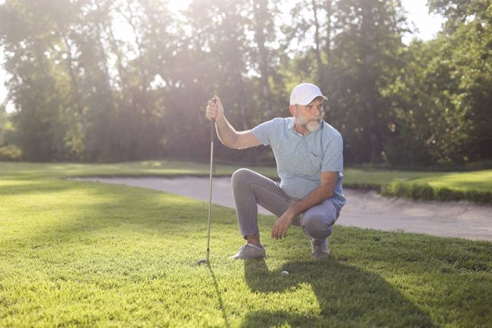 Archivo - Hombre jugando al golf.