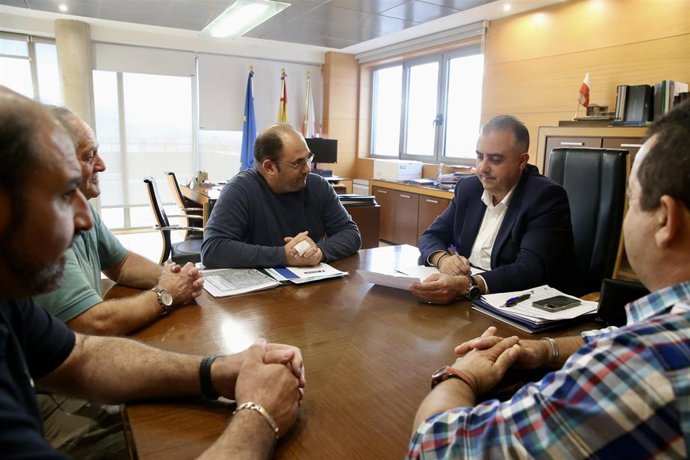 El consejero de Fomento, Ordenación del Territorio y Medio Ambiente, Roberto Media, con el alcalde de Villafufre, José Luis Cobo