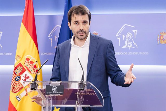 Archivo - El portavoz de Podemos Javier Sánchez Serna durante una rueda de prensa anterior a la reunión de la Junta de Portavoces, en el Congreso de los Diputados, a 14 de septiembre de 2023, en Madrid (España).