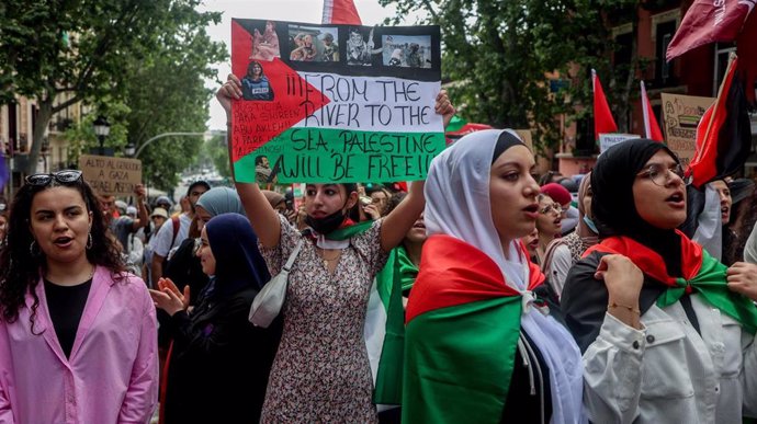 Archivo - Varias personas se manifiestan con banderaa palestinas durante la concentración en solidaridad con el pueblo palestino y contra los 74 años de ocupación sionista en la Plaza de las Provincias, a 15 de mayo de 2022, en Madrid (España).