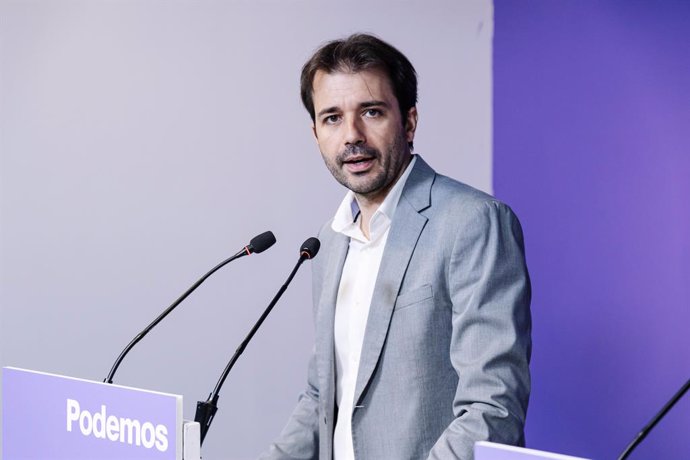 Archivo - El portavoz de Podemos Javier Sánchez Serna durante una rueda de prensa en la sede del partido, a 4 de septiembre de 2023, en Madrid (España).
