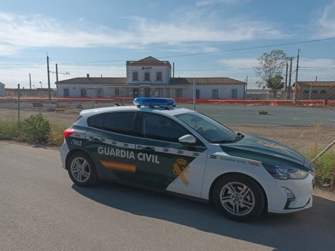 Una patrulla junto a la estación de trenes de Los Rosales