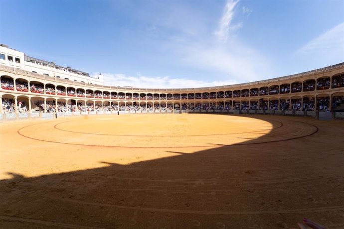 Archivo - Panorámica de la corrida goyesca en la plaza de toros de la Real Maestranza de Caballería. a 2 de septiembre de 2023, en Ronda, (Málaga, Andalucía, España). (Foto de archivo).