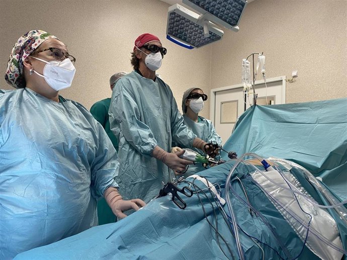 Archivo - Imagen de archivo de profesionales sanitarios en un quirófano de un hospital del SAS. 