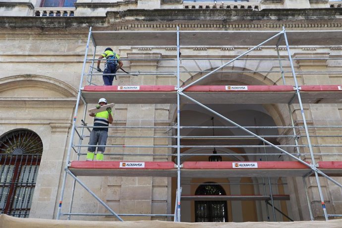 Archivo - Operarios trabajando en el montaje de los andamios.
