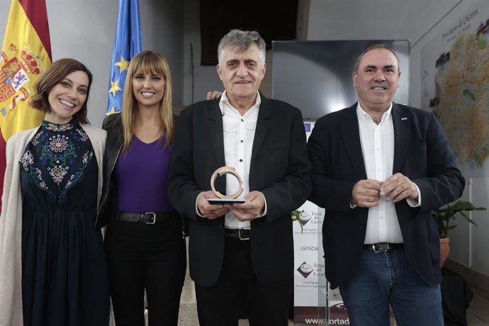 El Gran Wyoming recoge el premio Torta del Casar en nombre de El Intermedio por su difusión del queso