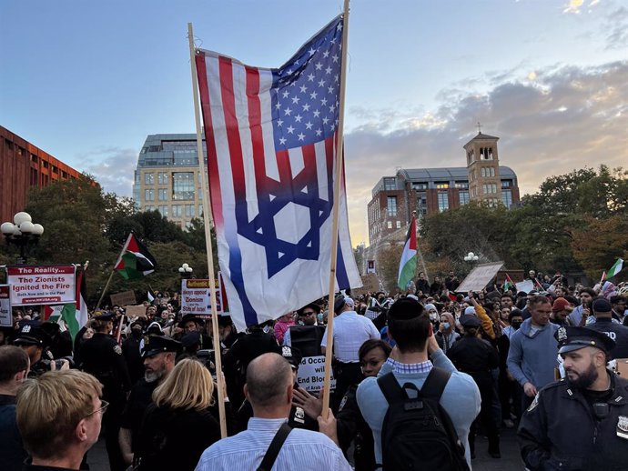 Banderas de Estados Unidos e Israel unidas en una protesta contra Hamás.