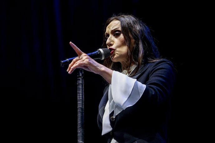 Archivo - La cantante Luz Casal durante una actuación en las Noches del Botánico.
