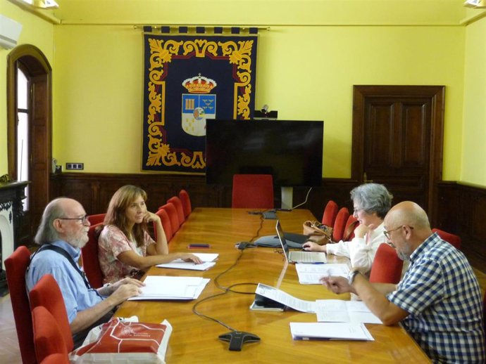 Un momento de la reunión del jurado que concede las becas.
