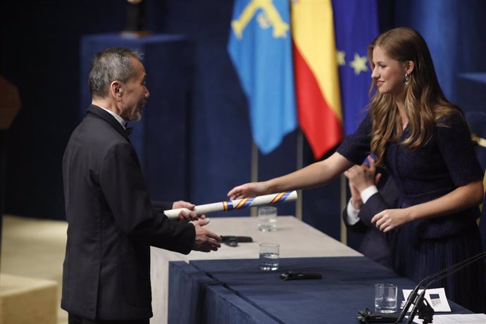 El escritor japonés Haruki Murakami recibe su premio de manos de la Princesa Leonor, durante la 43ª edición de la entrega de los ‘Premios Princesa de Asturias 2023’, en el teatro Campoamor, a 20 de octubre de 2023, en Oviedo, Asturias (España).