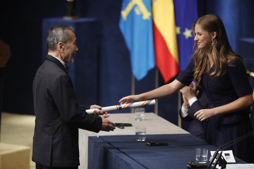 El escritor japonés Haruki Murakami recibe su premio de manos de la Princesa Leonor, durante la 43 edición de la entrega de los Premios Princesa de Asturias 2023, en el teatro Campoamor, a 20 de octubre de 2023, en Oviedo, Asturias (España).