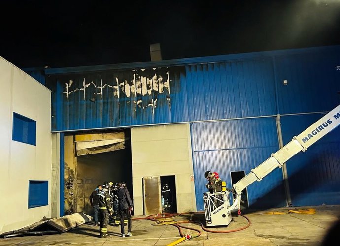 Bomberos de la Diputación de Valladolid, durante su actuación esta noche.