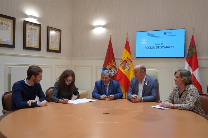 Firma del acuerdo entre el presidente de la Diputación, Miguel Ángel de Vicente, y el delegado territorial de la Junta en Segovia, José Luis Sanz Merino