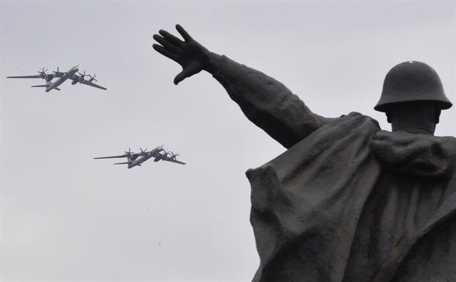 Archivo - Imagen de un desfile aéreo en Moscú 