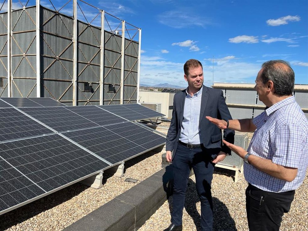 El director general de Energía y de Actividad Industrial y Minera, Federico Miralles, visita la instalación de autoconsumo construida en la azotea del Centro Regional de Industria y Energía.