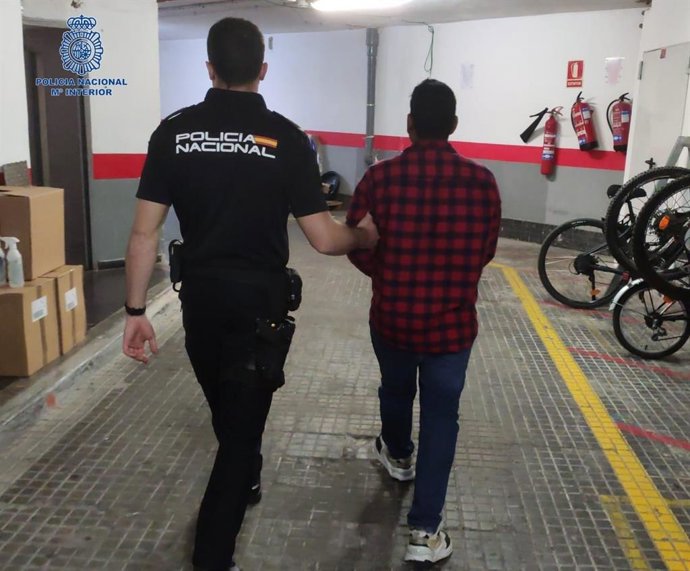 Un agente de la Policía Nacional junto con el detenido por violar a una joven en una playa de Palma