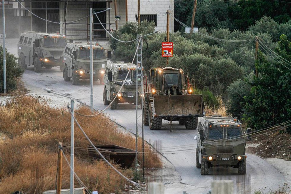 Archivo - Vehículos militares israelíes en Cisjordania