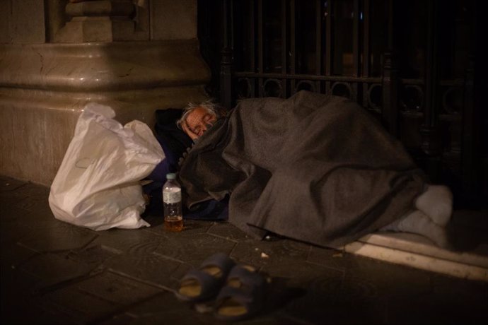 Archivo - Un hombre sin hogar duerme en el Paseo de Gracia con Gran Vía de Les Corts Catalans, a a 10 de junio de 2021, en Barcelona, Catalunya (España). 