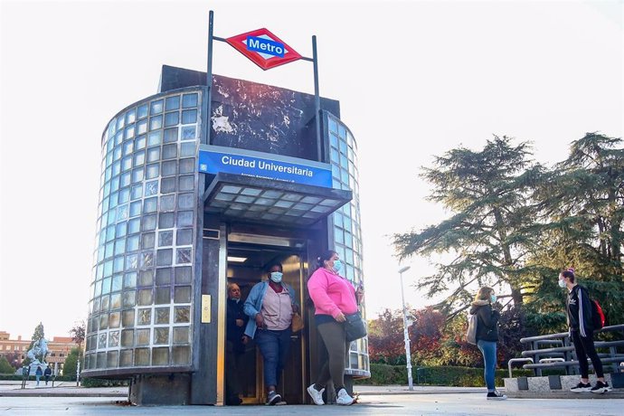 Archivo - Varias personas salen de un ascensor de la Estación de Metro de Ciudad Universitaria 