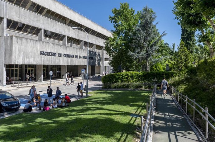 Archivo - Varias personas en el exterior de la facultad de Ciencias de Información en la Facultad de Ciencias de la Información de la UCM