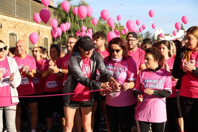 Salida de la VI Carrera de la Mujer de Valverde del Camino
