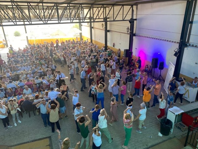 Un total de 600 personas mayores de 32 Centros de Participación Activa (CPA) de toda la provincia de Sevilla han disfrutado de una jornada de convivencia en la aldea almonteña de El Rocío, donde han bailado por sevillanas.