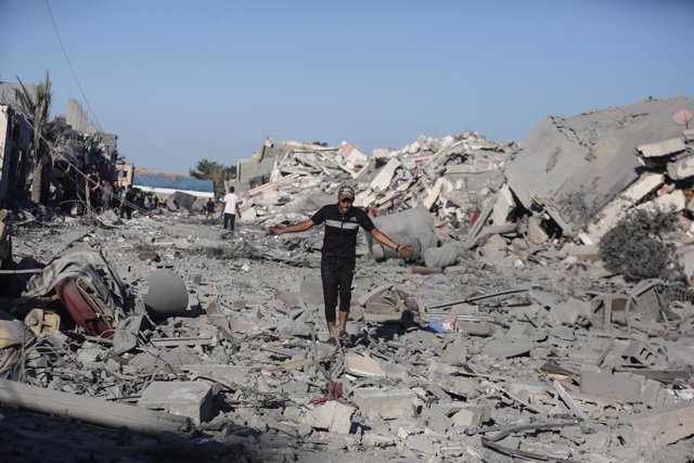 20 October 2023, Palestinian Territories, Al Zahra: A Palestinian man inspects destroyed buildings after Israeli air strikes on Madinat al-Zahra near Khan Yunis, south of Gaza City. Photo: Mohammed Talatene/dpa