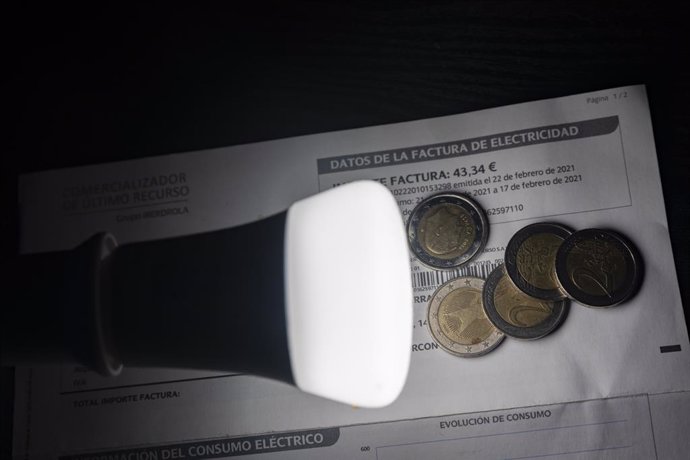 Archivo - Una lámpara refleja el importe de una factura el día en que el precio de la luz ha marcado un mínimo por primera vez en dos meses, a 27 de diciembre de 2021, en Madrid, (España). El precio medio de la electricidad en el mercado mayorista regis