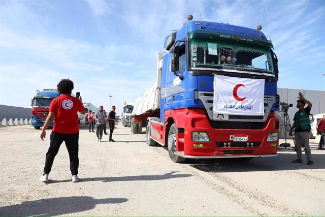 Camiones de ayuda en el paso de Rafá 