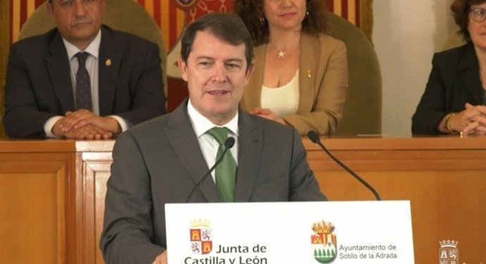 El presidente de la Junta, Alfonso Fernández Mañueco, durante su intervención en su visita de este sábado al nuevo edificio que albergará el Centro de Servicios y Oficina Judicial en el antiguo Ayuntamiento, en Sotillo de la Adrada (Ávila)