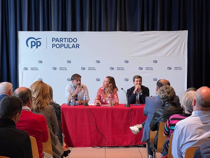 Encuentro de los vocales del PP en las Juntas de Distrito, presidido por la alcaldesa de Zaragoza, Natalia Chueca.