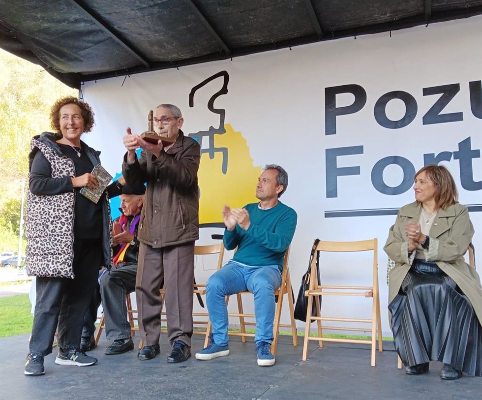 El consejero de Ordenación de Territorio, Urbanismo, Vivienda y Derechos Ciudadanos, Ovidio Zapico, interviene en el acto de entrega de los XV Galardones del Pozu Fortuna.