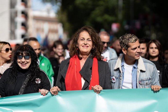  La presidenta de CESIDA, Reyes Velayos, la diputada de Más Madrid en la Asamblea de Madrid, Carla Antonelli, y el actor y director Eduardo Casanova, durante una marcha por los derechos y la visibilidad de las personas con el VIH