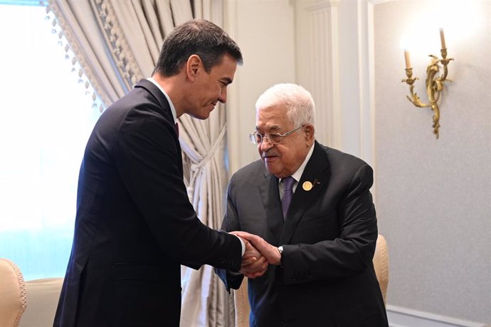 El president del Govern en funcions, Pedro Sánchez, es reuneix amb el president de l'Autoritat Nacional Palestina, Mahmud Abbas, en el marc de la cimera 'el Caire per a la pau'.