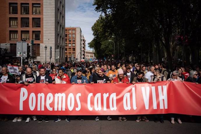 Cientos de personas durante una marcha por los derechos y la visibilidad de las personas con el VIH, a 21 de octubre de 2023, en Madrid (España). CESIDA ha convocado esta marcha bajo el lema Ponemos cara al VIH con el objetivo de visibilizar y ofrecer