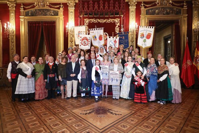 La vicepresidenta Ana Ollo recibe en el Palacio de Navarra a una representación de la Federación de Casas Regionales