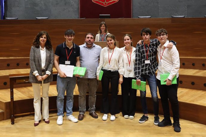 Los estudiantes del IES Benjamín de Tudela, equipo ganador de este torneo, posan con el presidente del Parlamento, Unai Hualde, y la vicerrectora Begoña Pérez Eransus.