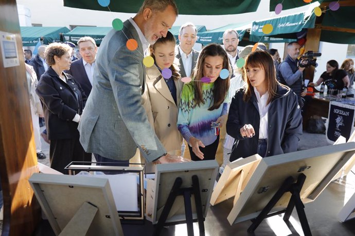 (I-2D) El Rey Felipe VI, la princesa Leonor y la Reina Letizia visitan al ganador del Premio al Pueblo Ejemplar de Asturias 2023, a 21 de octubre de 2023, en Arroes, Villaviciosa, Asturias (España). Las parroquias de Arroes, Pion y Candanal, situadas en