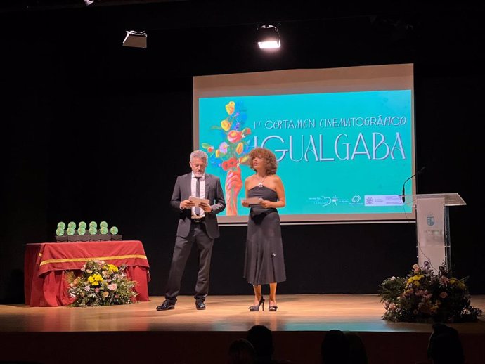 Los presentadores de la gala de clausura de la primera edición del Certamen cinematográfico Igualgaba, los actores Manuel Navarro y Luchi Macías.