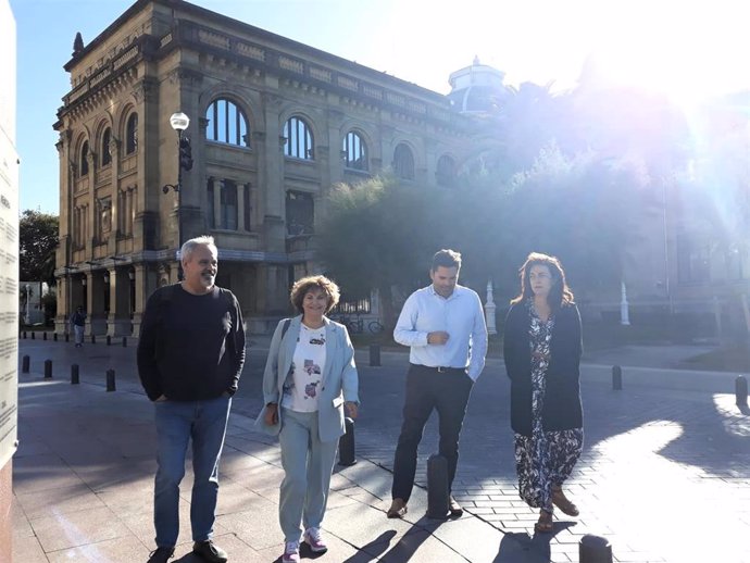 La secretaria general de Podemos Euskadi, Pilar Garrido, junto a miembros de Elkarrekin Podemos en San Sebastián