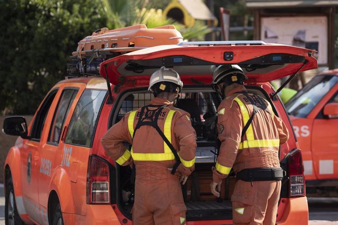 Archivo - Dos bomberos trabajan en un incendio, en una imagen de archivo