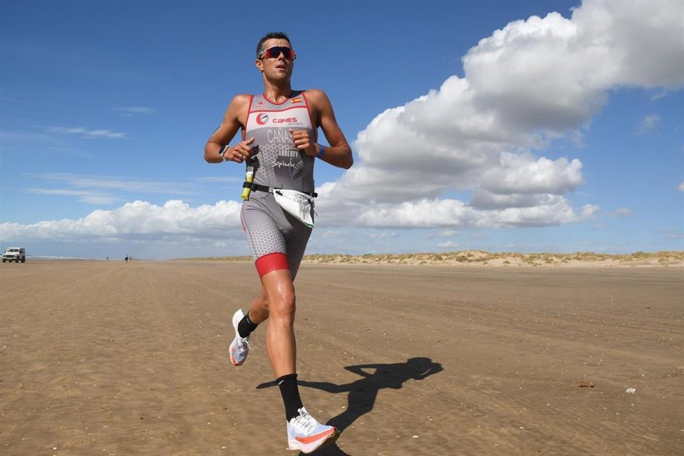Uno de los participantes durante el tramo de carrera a pie por la playa de Doñana.