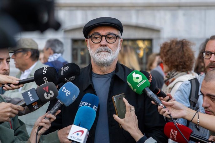 El diputat de la CUP, Carles Riera atén als mitjans de comunicació abans d'una manifestació propalestina, enfront del Palau Robert, a 21 d'octubre de 2023, a Barcelona, Catalunya (Espanya). La concentració ha estat convocada per Comunitat Palestina