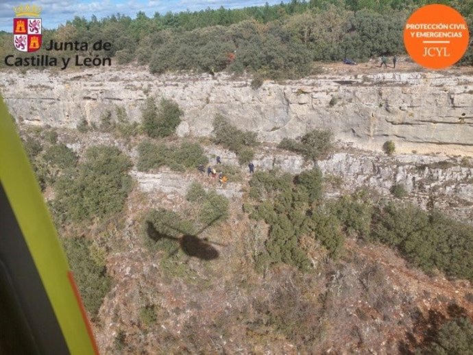 Auxilian a un motorista herido tras despeñarse por un barranco de unos doce metros en Valle de Sedano (Burgos)